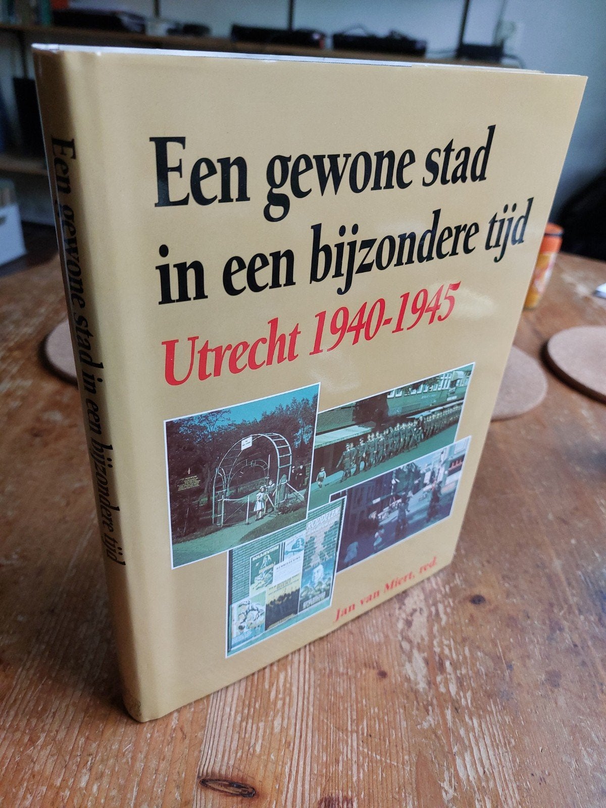 Een gewone stad in een bijzondere tijd: Utrecht 1940-1945, Tweede Wereldoorlog, J. van Miert (red.), A.J. van der Leeuw, W.F.B. Melching e.a.