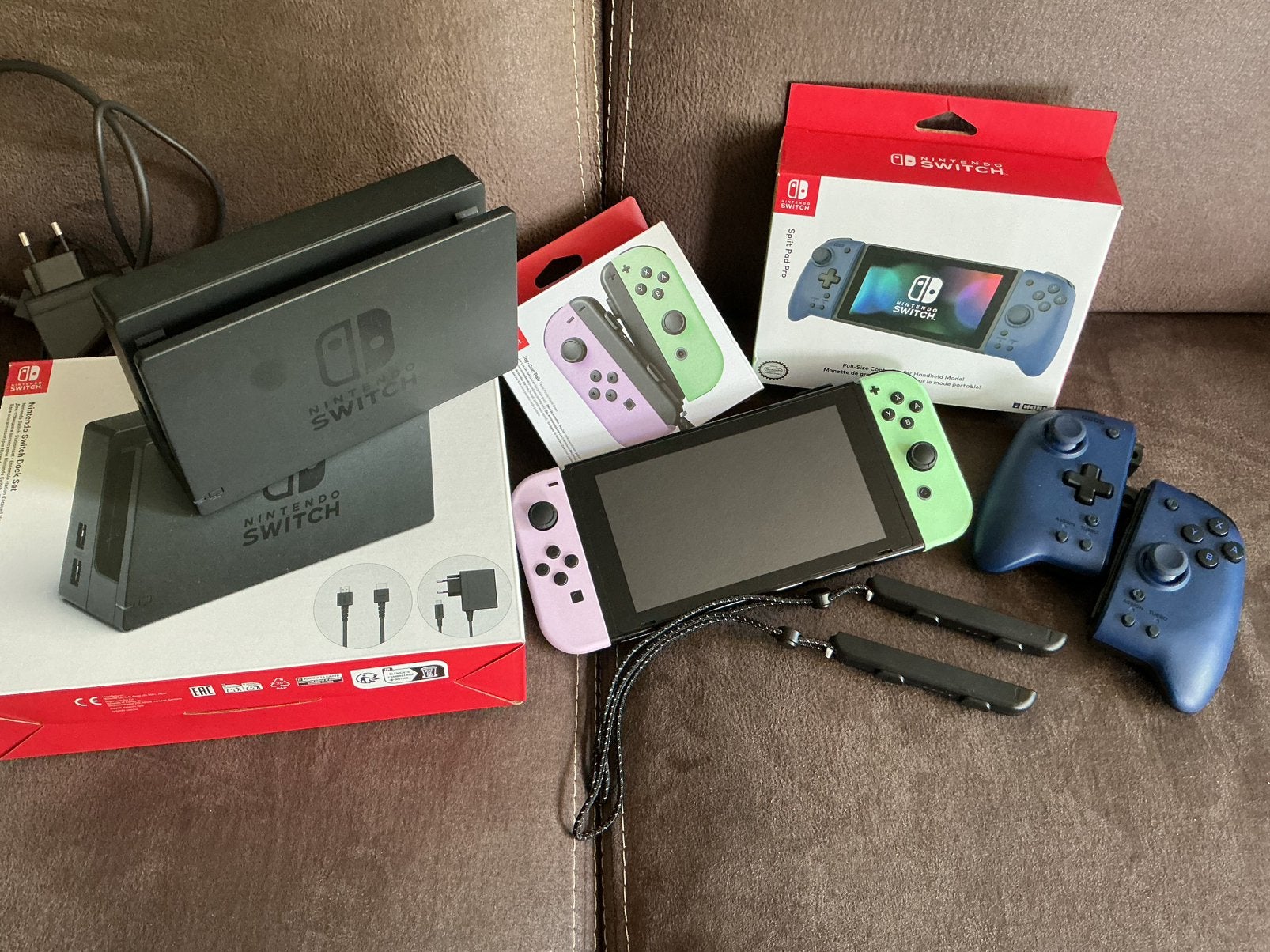 Nintendo switch 1 met dock en twee controllers, Spelcomputers en Games, Spelcomputers | Nintendo Switch, Ophalen, Zo goed als nieuw