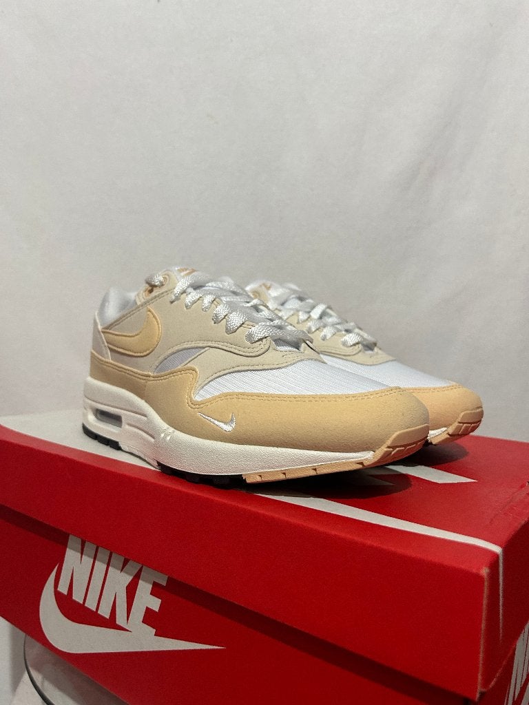NIEUW IN DOOS! Maat 41 - Nike Air Max 1 Light Orewood Brown, Overige kleuren, Verzenden, Nike, Nieuw