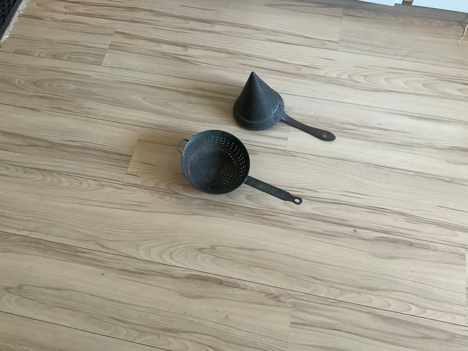 Twee antieke vergieten/of zeef ,uit oude bakkerij, Ophalen