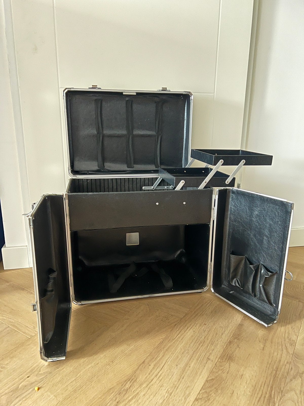 Zwarte make-up koffer met wieltjes en uitschuifbare handgree, Minder dan 50 cm, Zo goed als nieuw, Minder dan 35 cm, Metaal