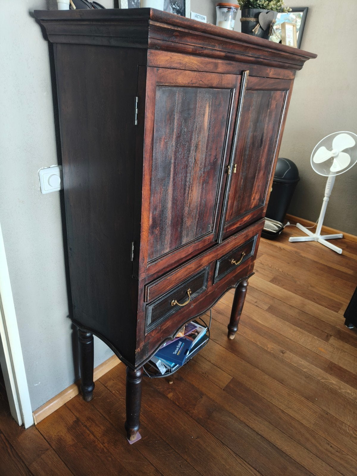 Koloniale kast met planken en uitschuifbaar blad, Ophalen, 25 tot 50 cm, 50 tot 100 cm