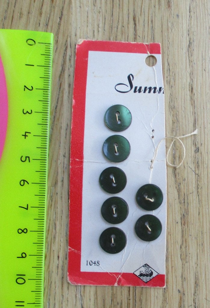7 groene knoopjes op kaartje 11mm vintage, Hobby en Vrije tijd, Ophalen of Verzenden, Zo goed als nieuw, Knoop of Knopen