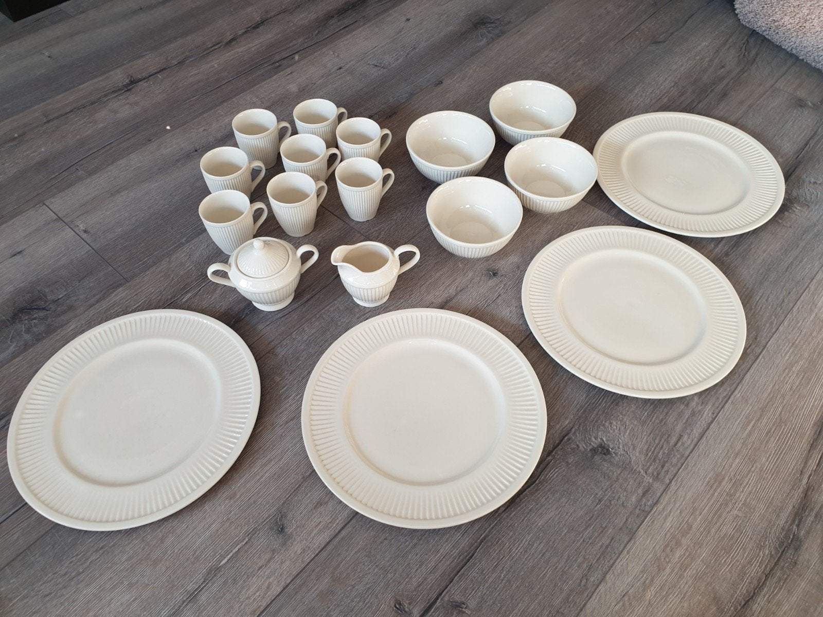 Roomwit servies van blokker lijkt op wedgewood 19 delig, Ophalen, Zo goed als nieuw, Porselein, Wedgwood