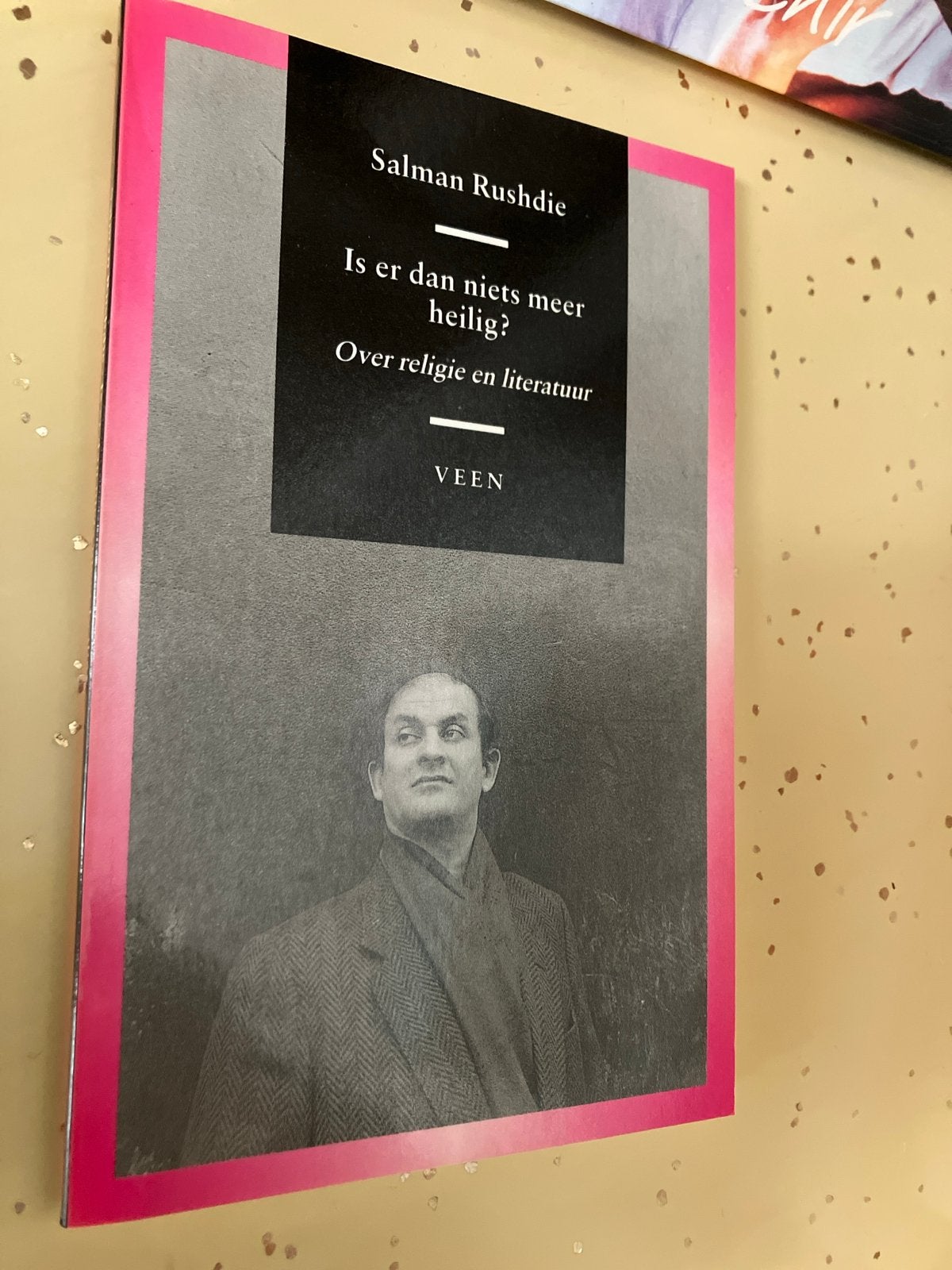 Salman Rushdie - Is er dan niets meer heilig?, Ophalen of Verzenden, Nieuw, Overige onderwerpen, Achtergrond en Informatie