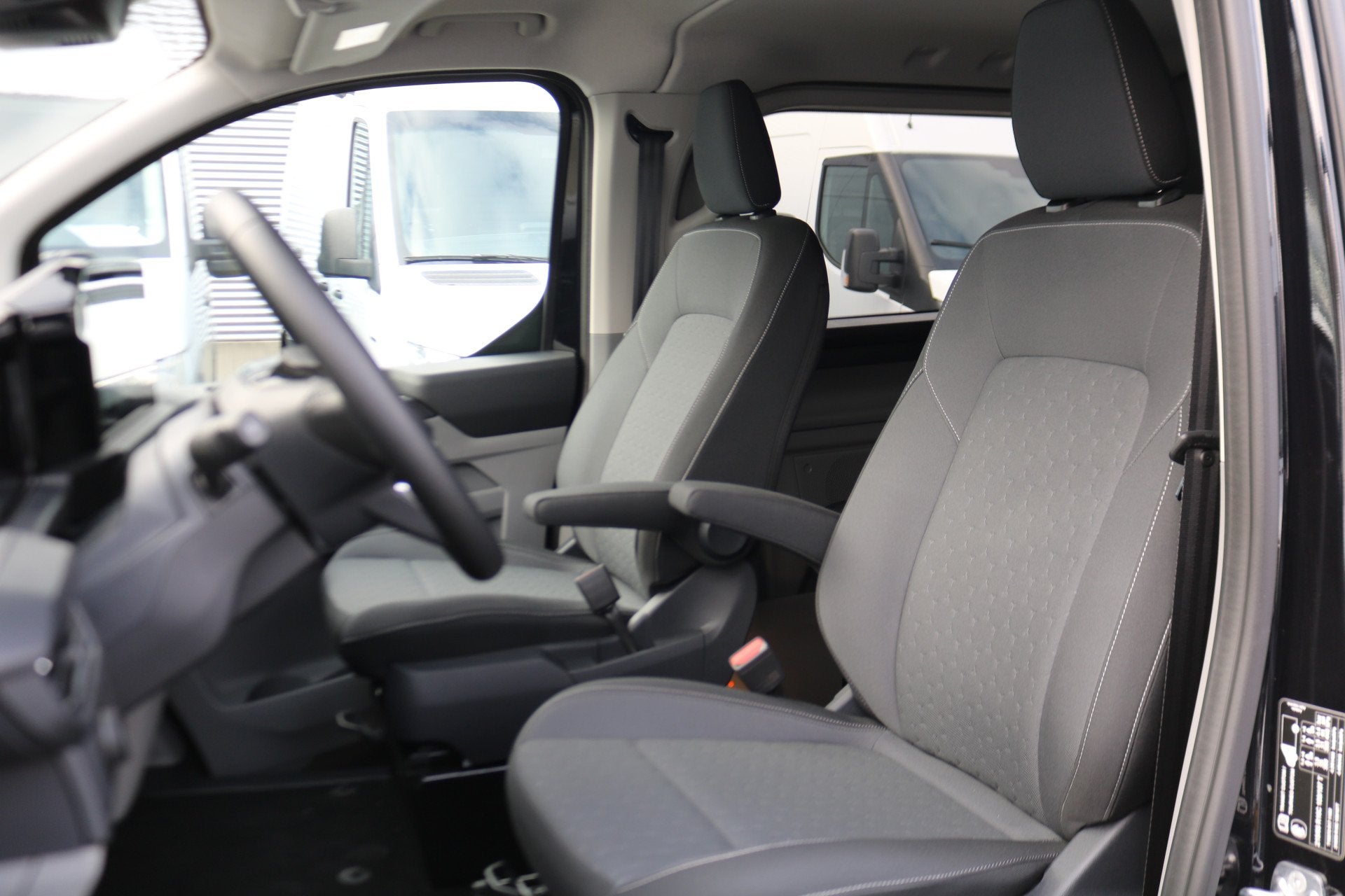 Ford Transit Custom 2.5 PHEV Hybride L1 H1 Limited DC Black, Auto's, LED verlichting, Stof, Gebruikt, 4 cilinders