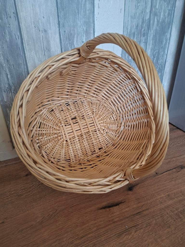 1 rieten mand- Ovaal €15, Huis en Inrichting, Woonaccessoires | Schalen en Manden, Gebruikt, Mand, Ophalen of Verzenden, Riet