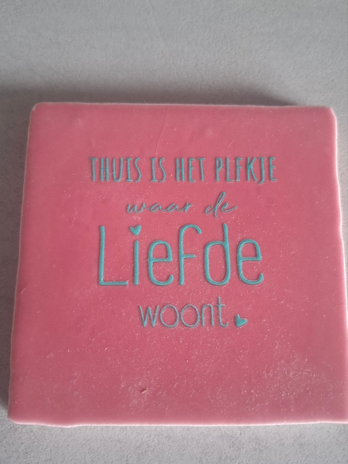 Rood tegeltje: Thuis is het plekje waar liefde woont, Tegeltje, Ophalen of Verzenden, Zo goed als nieuw, Steen/keramiek