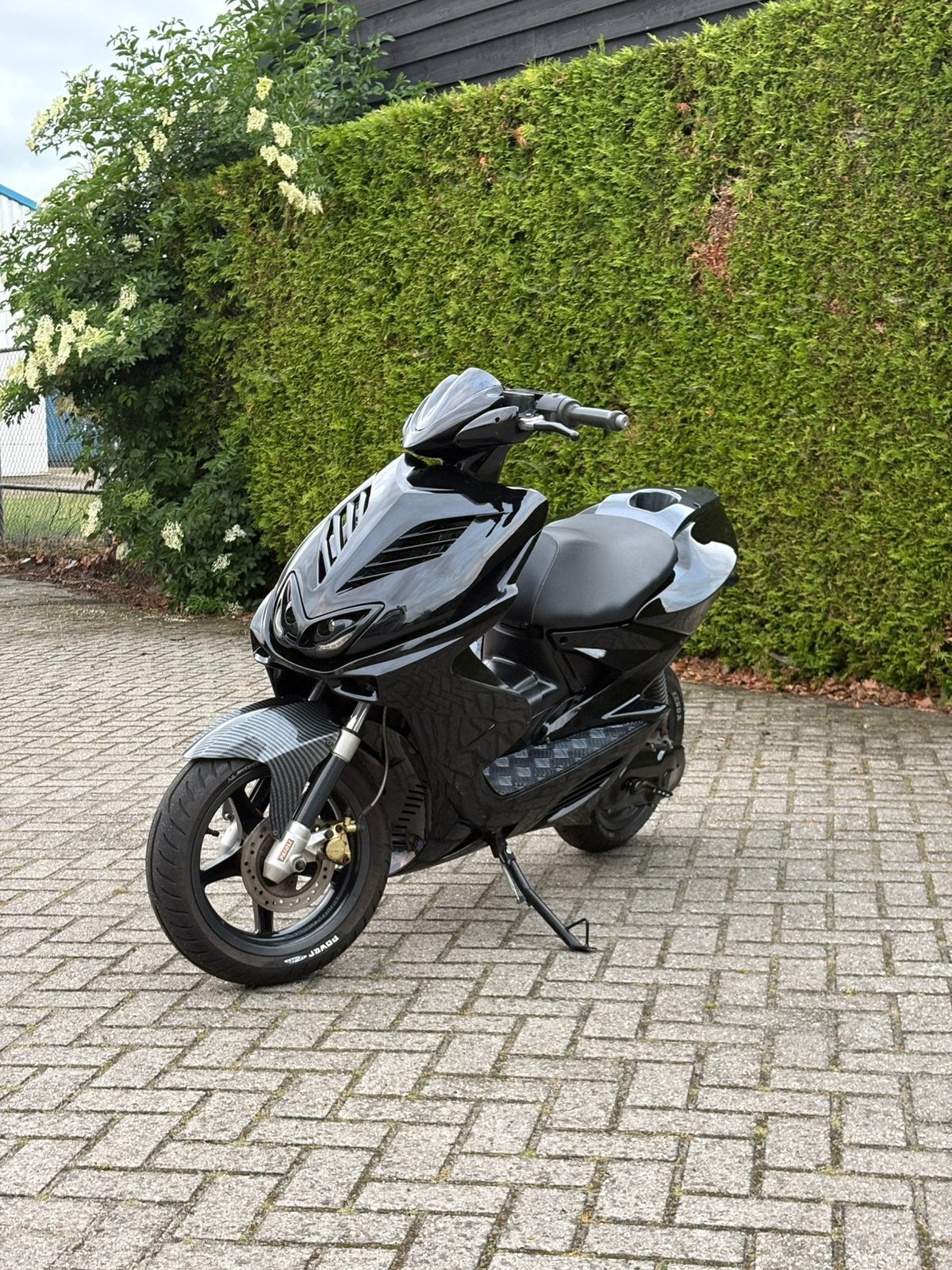 Yamaha aerox zwart met carbon look, Fietsen en Brommers, Aerox, Maximaal 45 km/u, Ophalen of Verzenden, Zo goed als nieuw