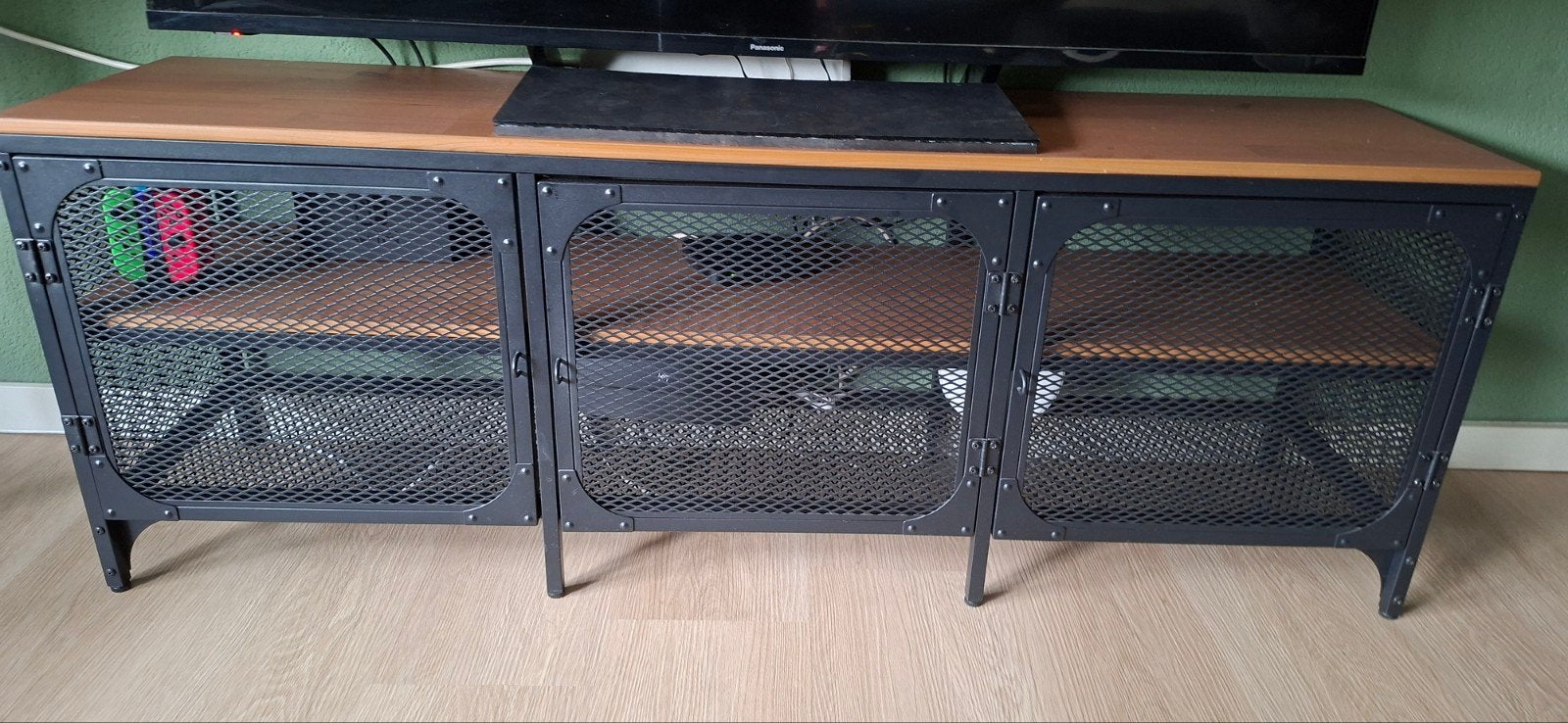 Ikea TV meubel met 3 deurtjes, Gebruikt, 150 tot 200 cm, Minder dan 100 cm, Industrieel
