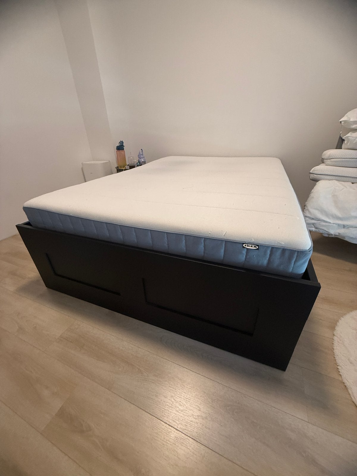 🛏️ IKEA BRIMNES opbergbed – Complete set – €230, Ophalen, Zo goed als nieuw, Tweepersoons, 140 cm