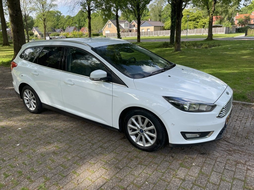 Ford Focus 1.0 EcoBoost 2016 Wagon Winterpakket Motor defect, Auto's, 125 pk, Zwart, 4 cilinders, Leder en Stof