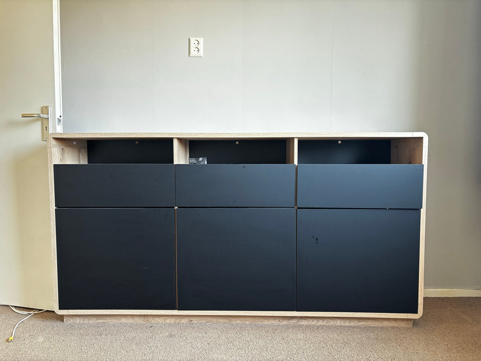 Modern dressoir/tv-meubel eiken met zwarte fronten, Ophalen, 150 tot 200 cm, Zo goed als nieuw, Met lade(s)