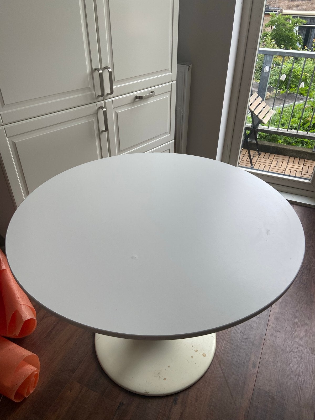 Docksta Witte ronde eettafel met trompetvoet, Huis en Inrichting, Tafels | Eettafels, Ophalen, Gebruikt, Rond, Overige houtsoorten