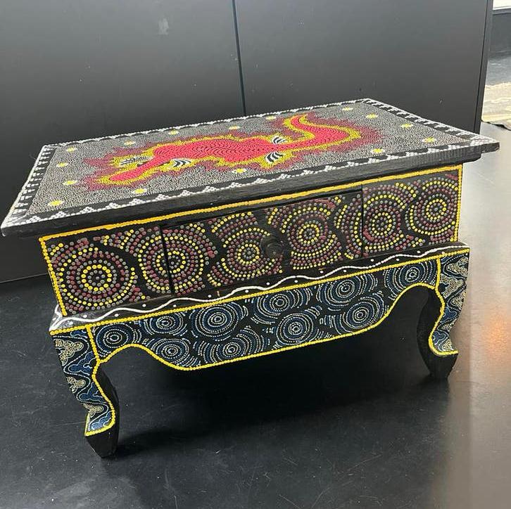 Handgeschilderd houten tafeltje/kastje met Aboriginal kunst, Ophalen
