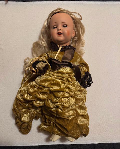 Schildkröt Vintage Duitse pop met slaapogen en gouden jurk, Ophalen of Verzenden, Zo goed als nieuw, Pop