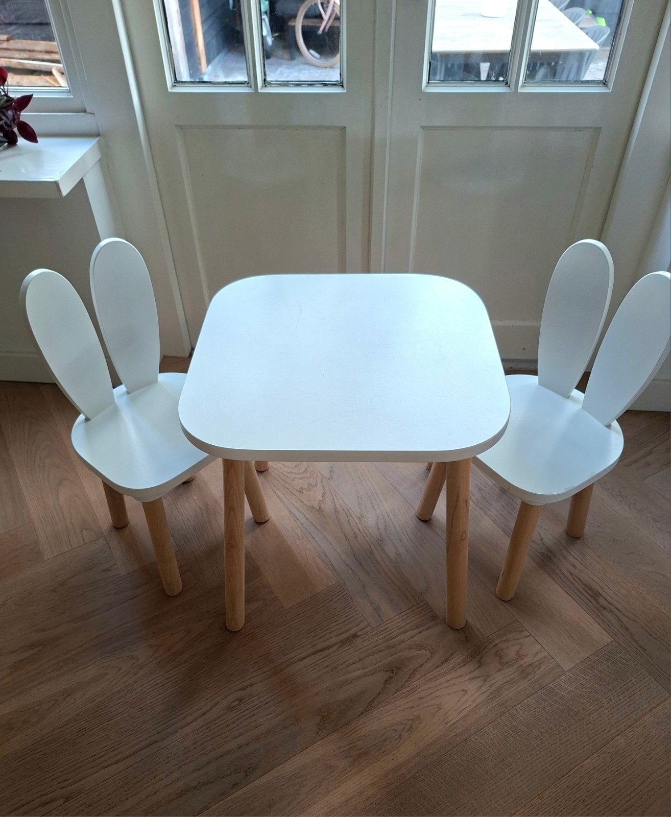 Petite Amélie 2 Konijnenstoeltjes + Tafel set massief hout, Ophalen, Gebruikt, Tafel(s) en Stoel(en)