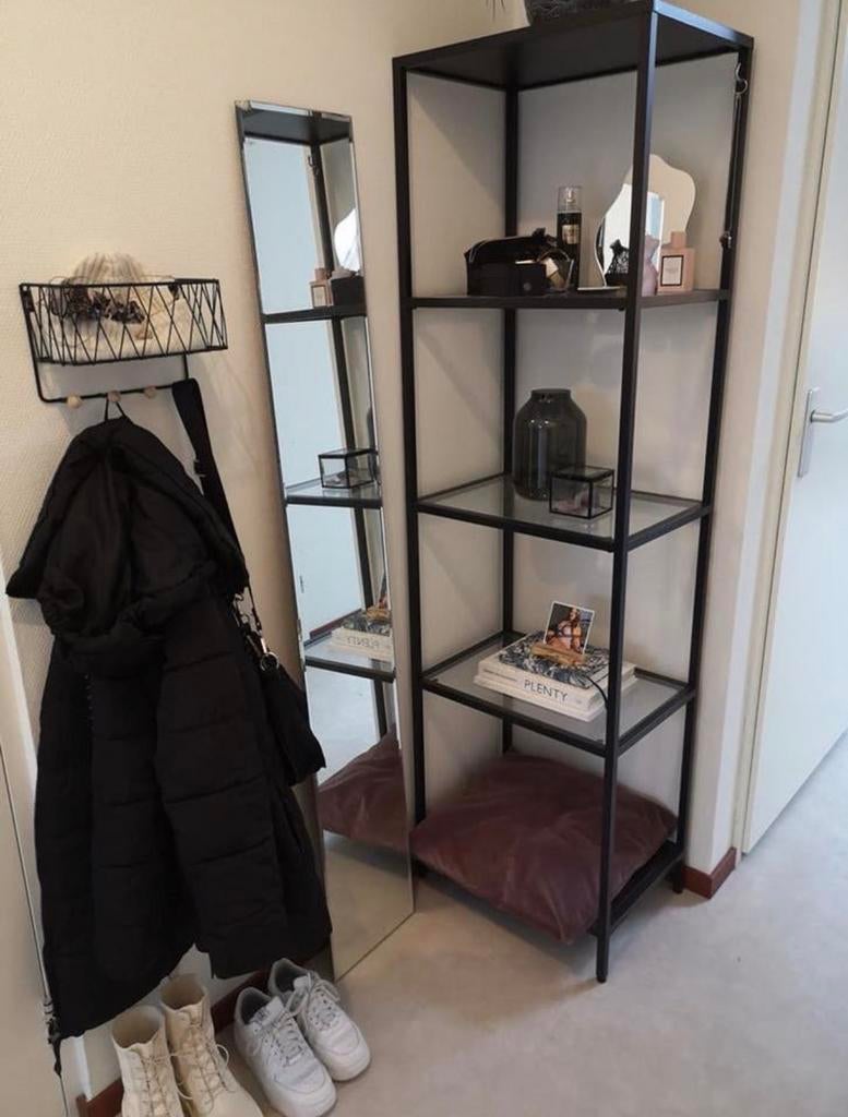 IKEA VITTSJÖ Stellingkast - Zwartbruin met glazen planken, Huis en Inrichting, Ophalen, Zo goed als nieuw