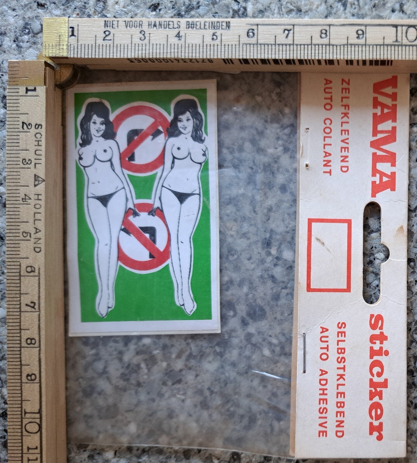 Vintage sticker Vama strip blote borsten vrouwen verboden, Ophalen of Verzenden, Zo goed als nieuw