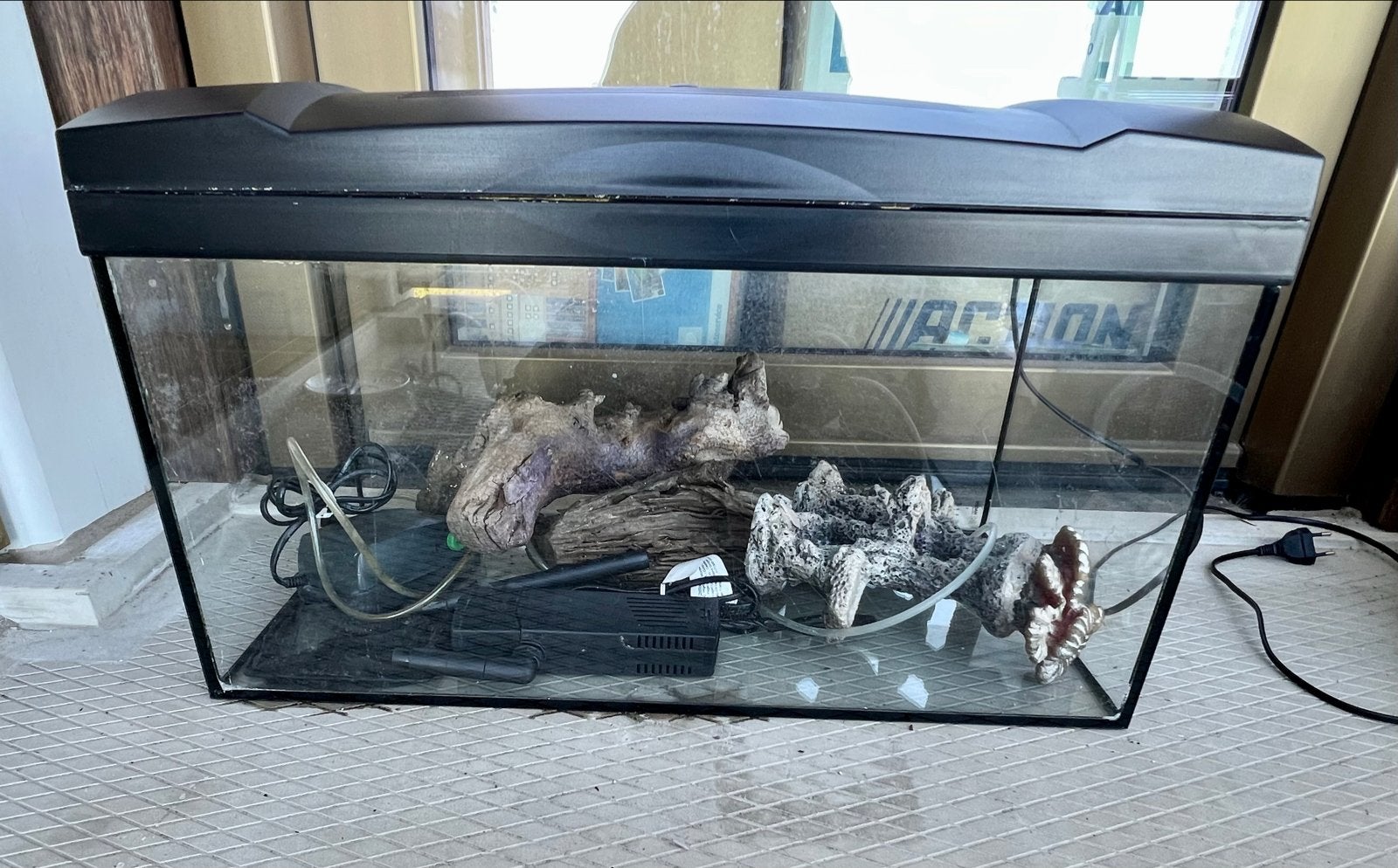Aquarium + filterpomp , verwarming  en diverse ornamenten., Dieren en Toebehoren, Ophalen, Gebruikt, Leeg aquarium