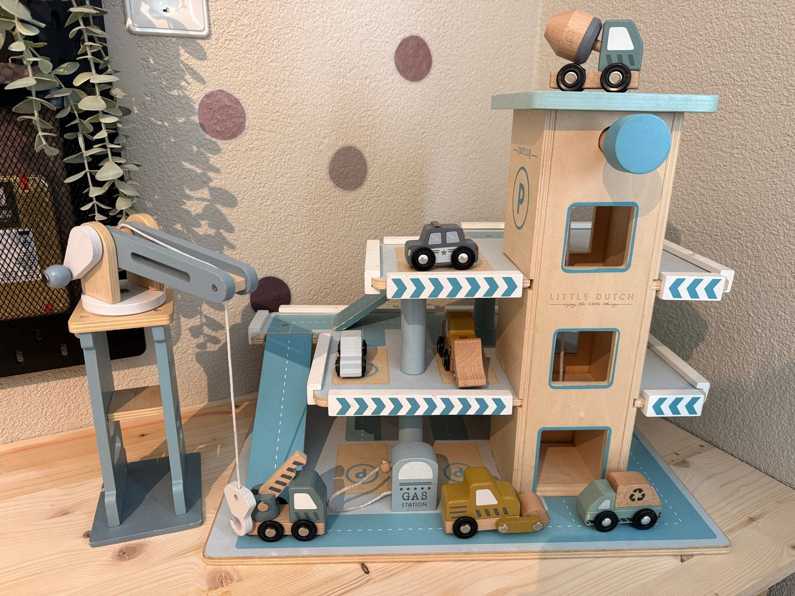 Little Dutch garage met kraan en extra auto's, Kinderen en Baby's, Speelgoed | Houten speelgoed, Ophalen, Gebruikt, Overige typen