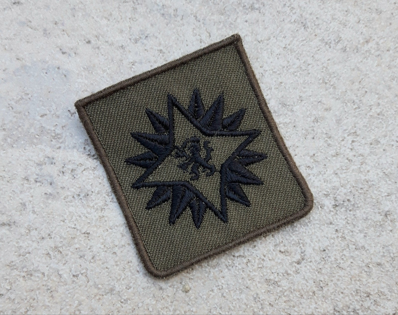 Borstembleem (5x5) Hogere Militaire Vorming, Verzenden, Landmacht, Nederland, Embleem of Badge