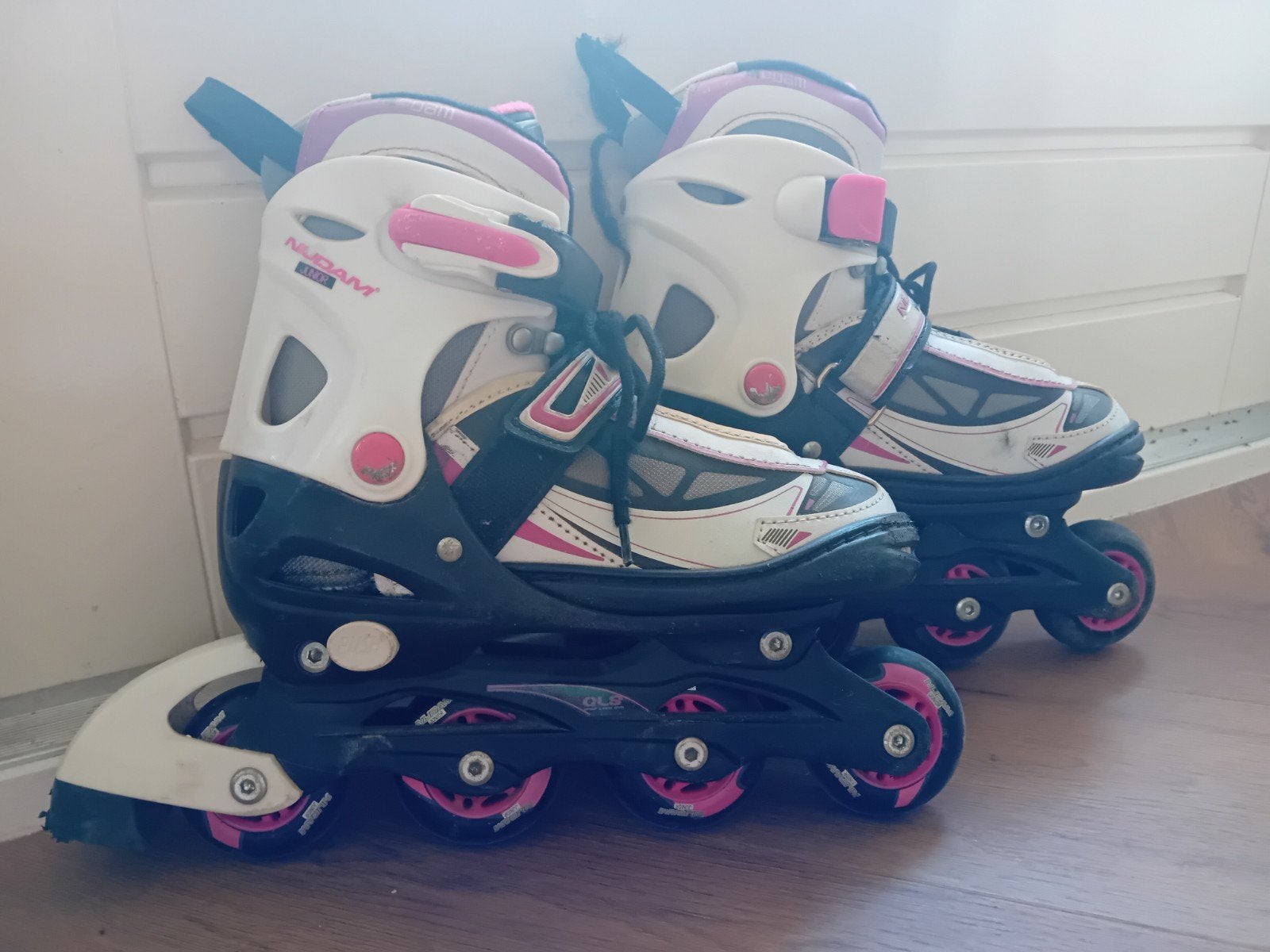 Verstelbare roze/witte skeelers, Sport en Fitness, Skeelers, Overige merken, Kinderen, Ophalen of Verzenden, Inline skates 4 wielen