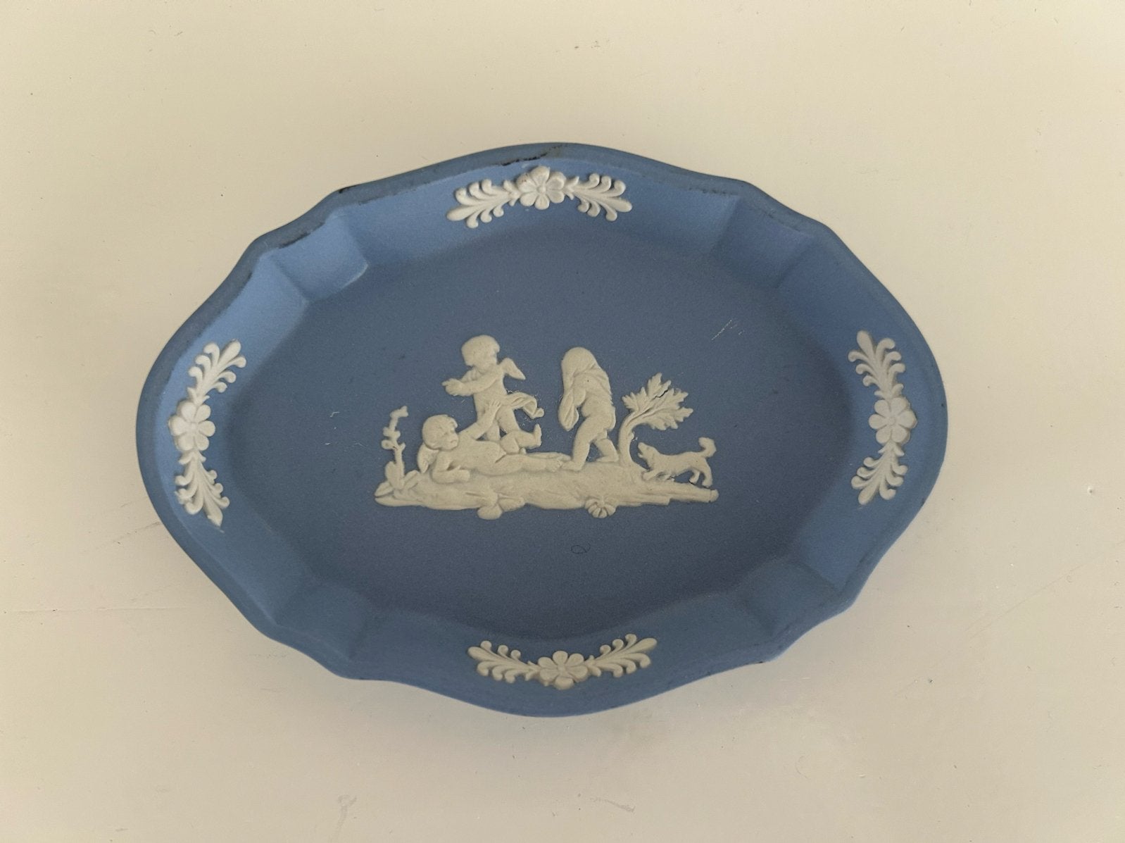 Wedgwood Jasperware Blauw Ovaal Schoteltje met Klassieke Scè, Ophalen of Verzenden