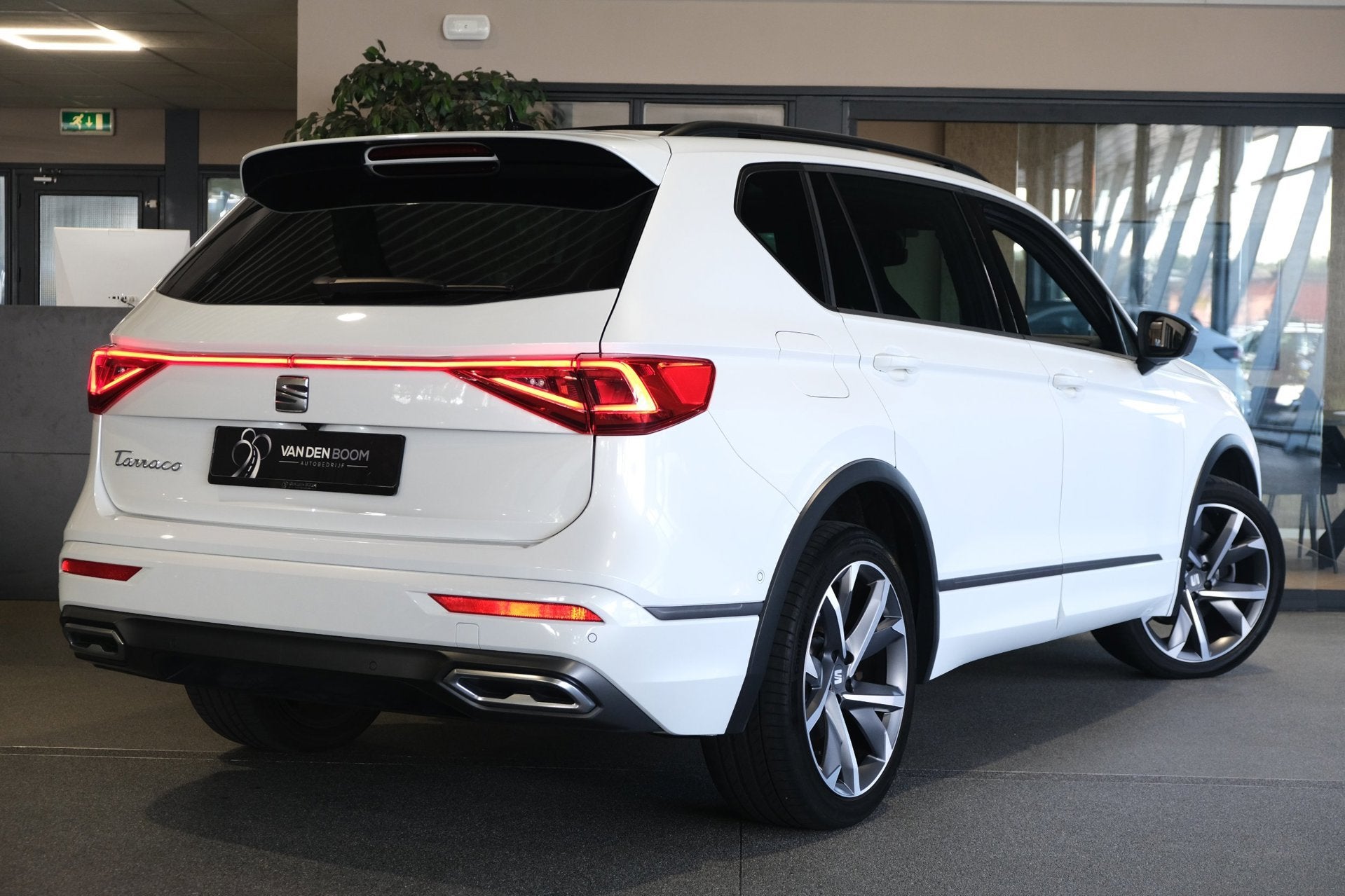 Seat Tarraco 1.4 TSI e-Hybrid PHEV FR 245PK Pano Trekhaak 36, Auto's, Dealer onderhouden, Gebruikt, Zwart, 4 cilinders