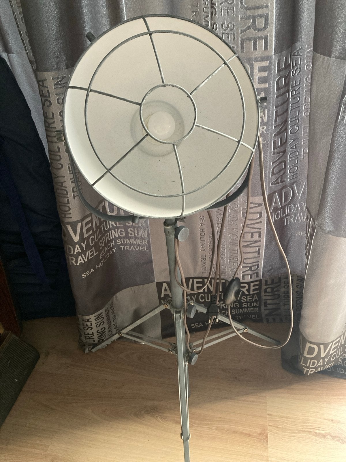 Vintage industriële vloerlamp op statief, Huis en Inrichting, Lampen | Vloerlampen, Ophalen, Gebruikt, Metaal, 100 tot 150 cm