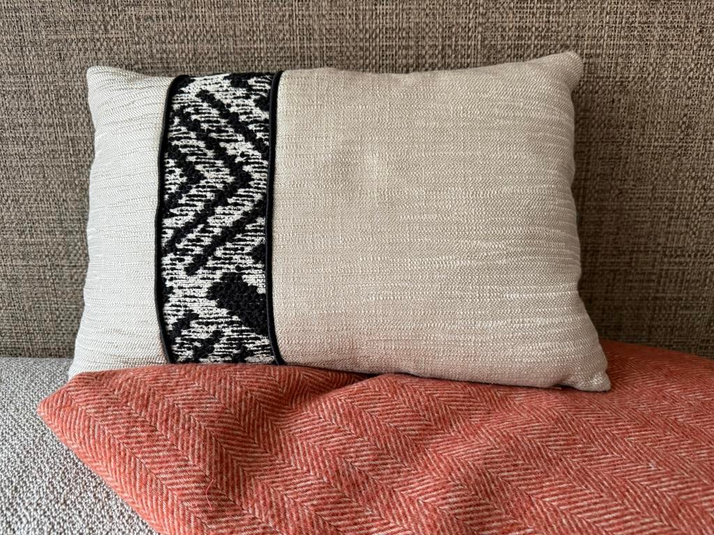 Sierkussen, Huis en Inrichting, Woonaccessoires | Kussens, Ophalen of Verzenden, Zo goed als nieuw, Zwart, Rechthoekig