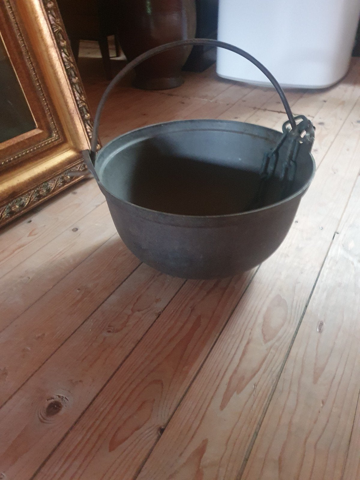 Gietijzeren hangpot zwart.br 32 cm diepte 20 cm., Ophalen of Verzenden, Rond, Metaal, Minder dan 30 cm