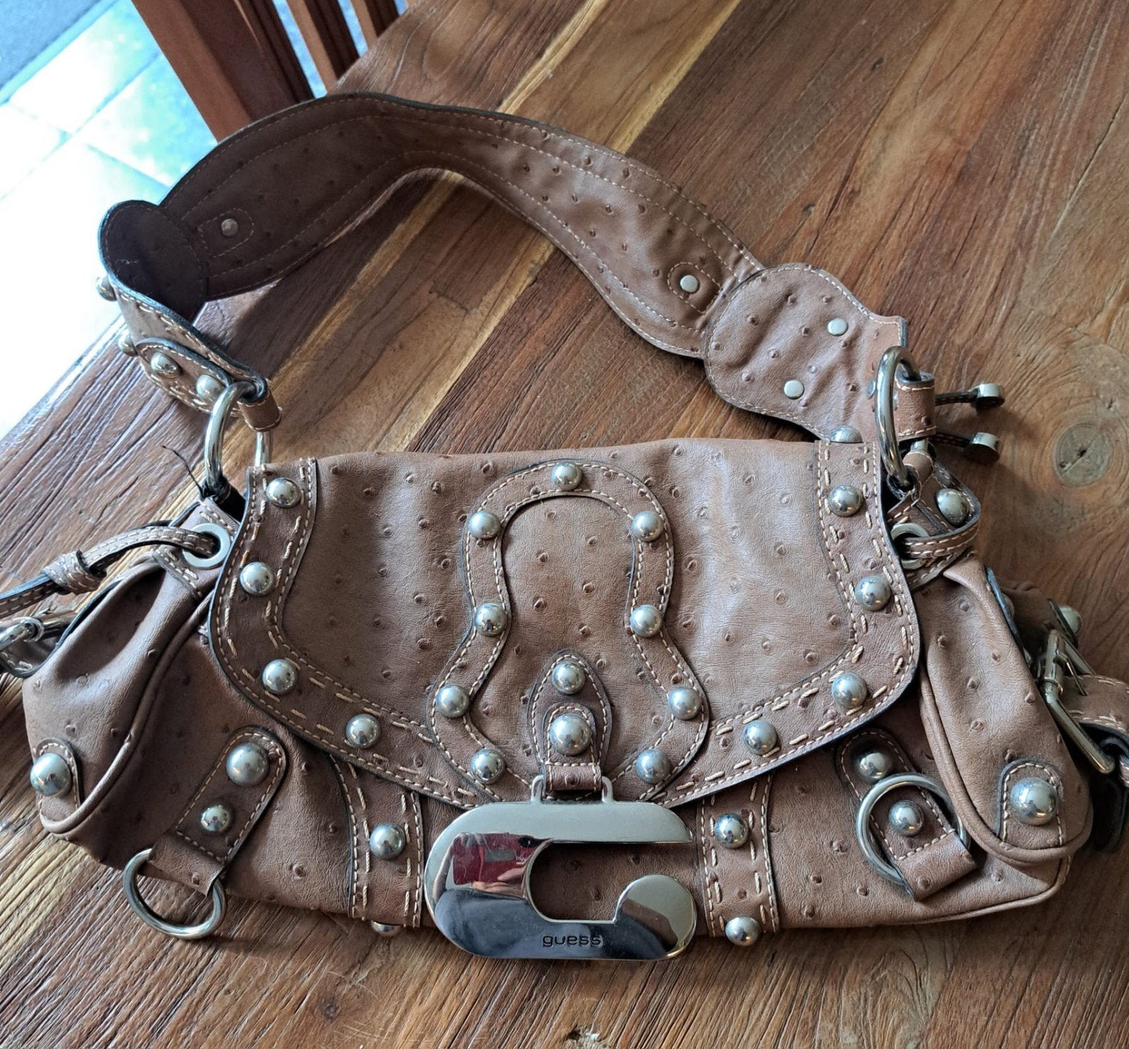 Guess handtas met studs van struisvogelleer, Sieraden, Tassen en Uiterlijk, Tassen | Damestassen, Ophalen, Gebruikt, Bruin, Handtas