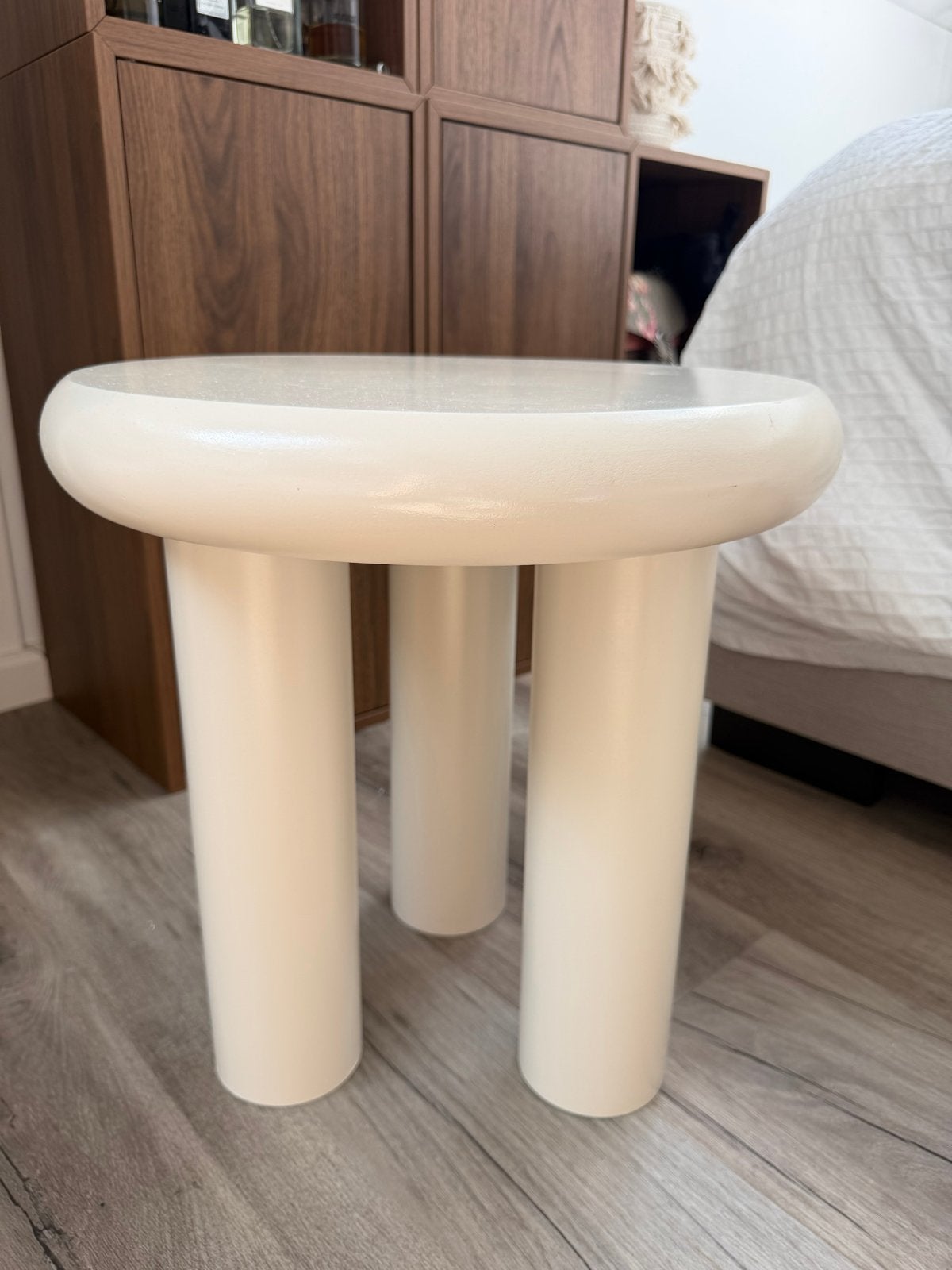 2x Crème bijzettafel/krukje met 3 poten, Ophalen, Minder dan 55 cm, Rond, Zo goed als nieuw