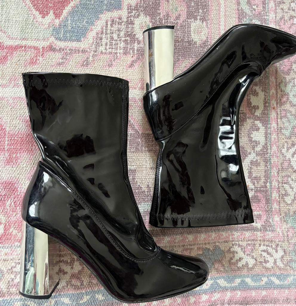 Wetlook zwarte gelakte enkellaarzen met zilver metallic hak, Zwart, Ophalen of Verzenden, Schoenen met hoge hakken, Gedragen
