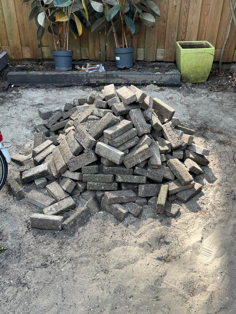 Gratis gebruikte betonklinkers voor tuin of oprit, Ophalen, Gebruikt, Klinkers, 5 tot 10 m²