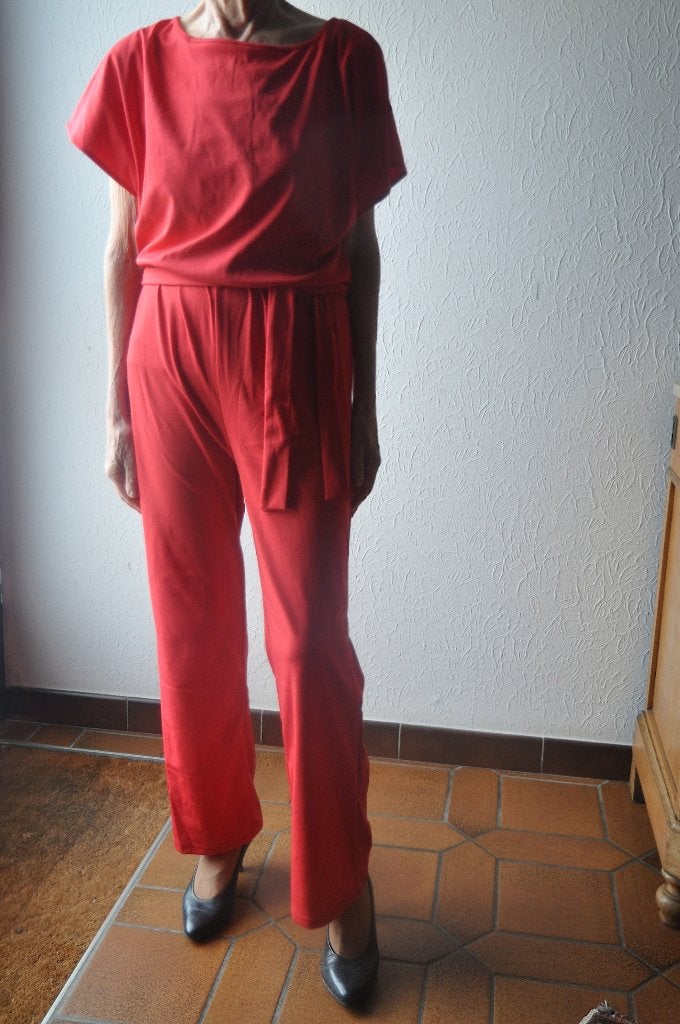 Rode jumpsuit met korte vledermuismouwen - maat S, Heyce, Nieuw, Ophalen of Verzenden, Maat 36 (S)