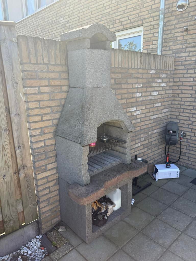 Gratis zelf demonteren Betonnen Tuinbarbecue met Schoorsteen, Ophalen, Gebruikt