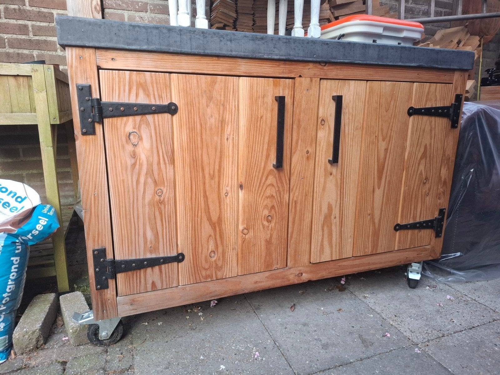 Buitenkeuken van douglas hout met betonnen blad en wielen, Ophalen of Verzenden, Gebruikt, Gas, Vrijstaand