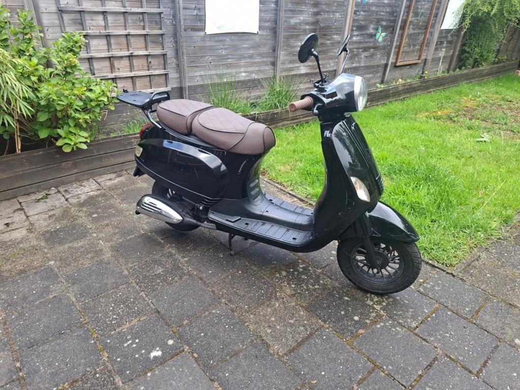 Stijlvolle Zwarte Retro Scooter met Topkoffer, Ophalen, Zo goed als nieuw, Benzine, Overige merken