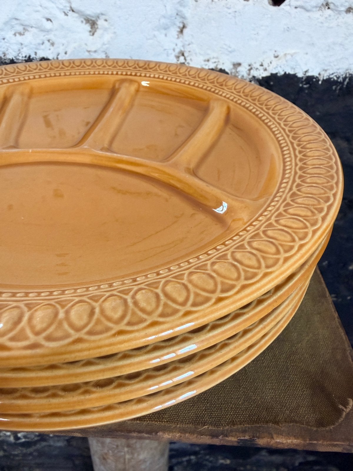Set 4 vintage 70’s vakken borden tapas oker geel Italiaans, Ophalen of Verzenden, Zo goed als nieuw, Aardewerk, Bord(en)