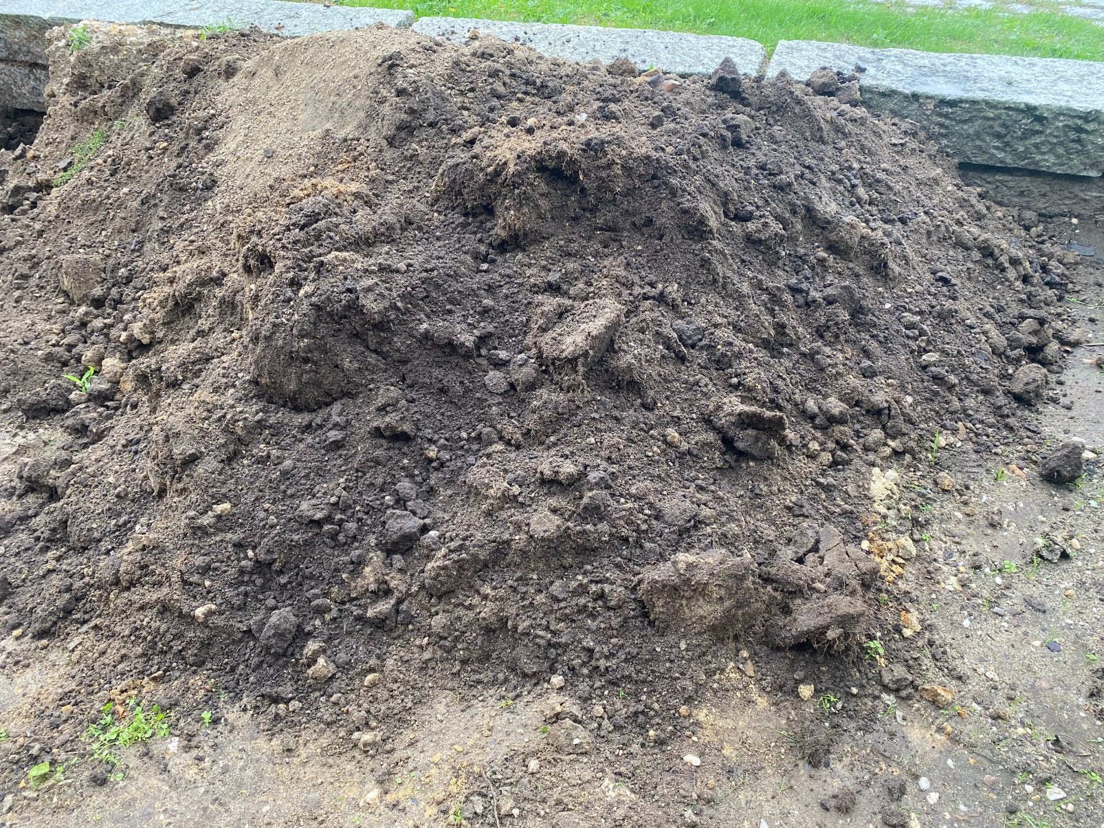 Gratis! 2,5 m3 zwarte zand ligt klaar aan de weg - ophoogzan, Ophalen, Tuinaarde
