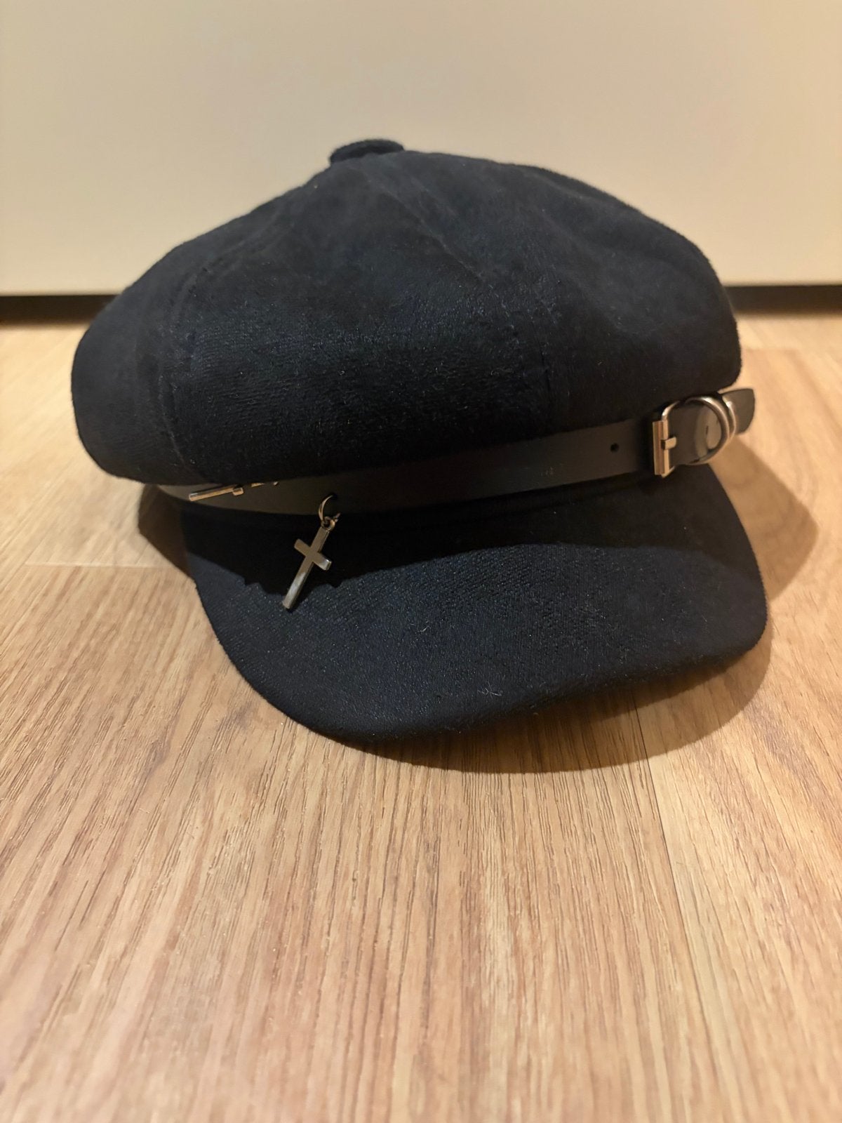 Zwarte baker boy / schipperspet met riem en kruis – gothic, Kleding | Dames, Hoeden en Petten, Ophalen, Zo goed als nieuw, One size fits all