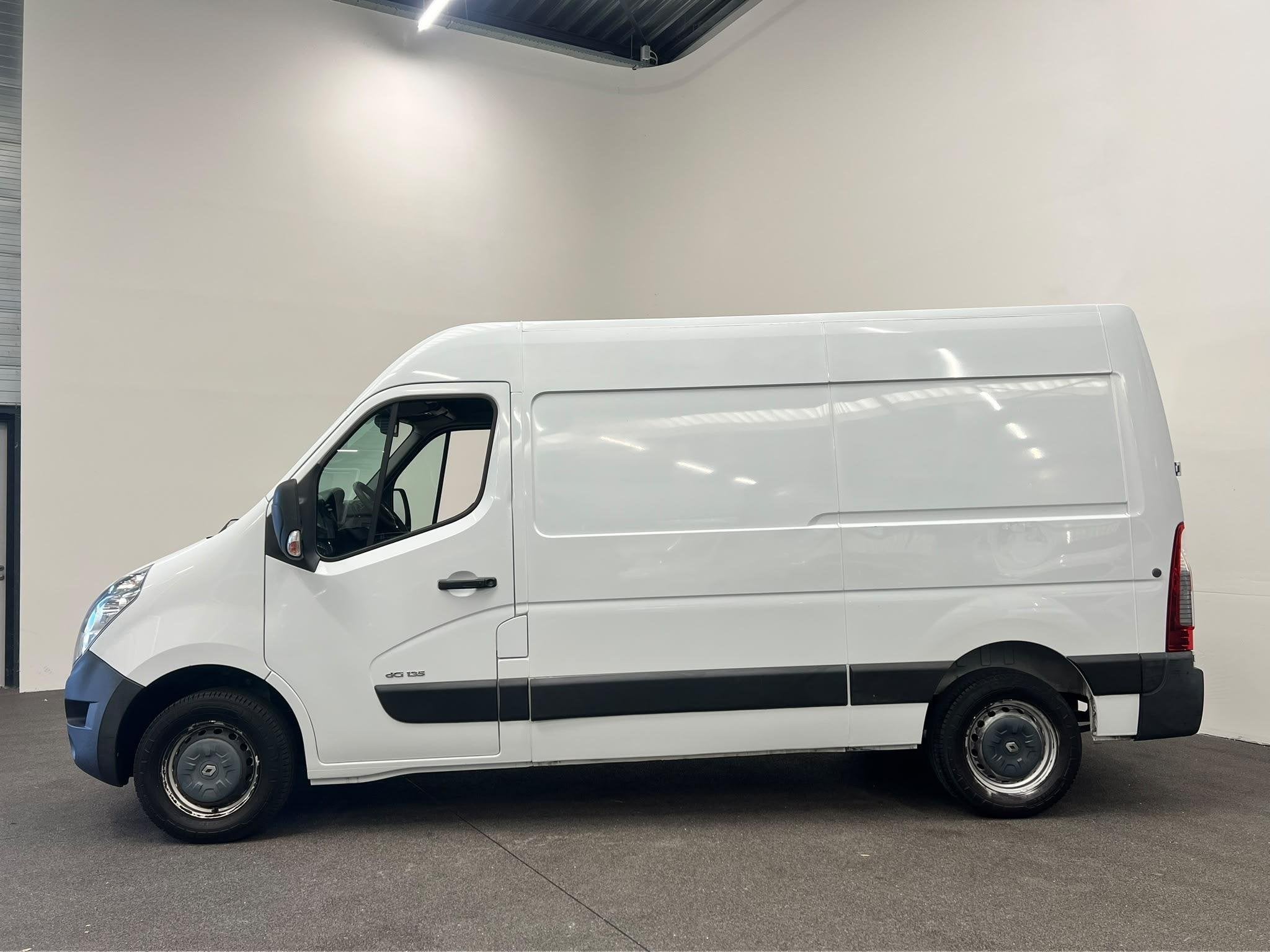 Renault Master T35 2.3 dCi L2H2, Voorwielaandrijving, Gebruikt, 4 cilinders, 1865 kg