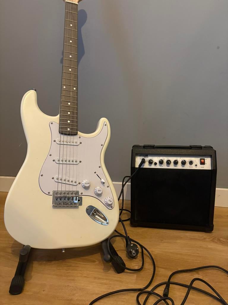 Elektrische gitaar (Stratocaster model) + accessoires, Ophalen of Verzenden, Zo goed als nieuw, Solid body, Overige merken