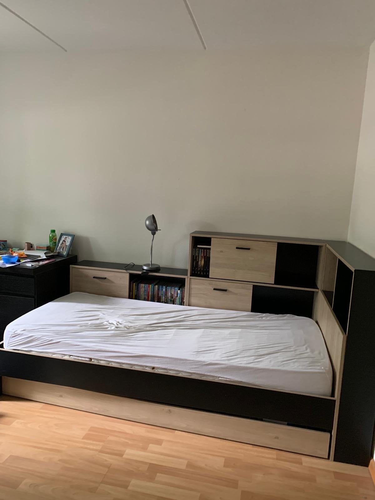 Eenpersoonsbed met opbergruimte en boekenkast