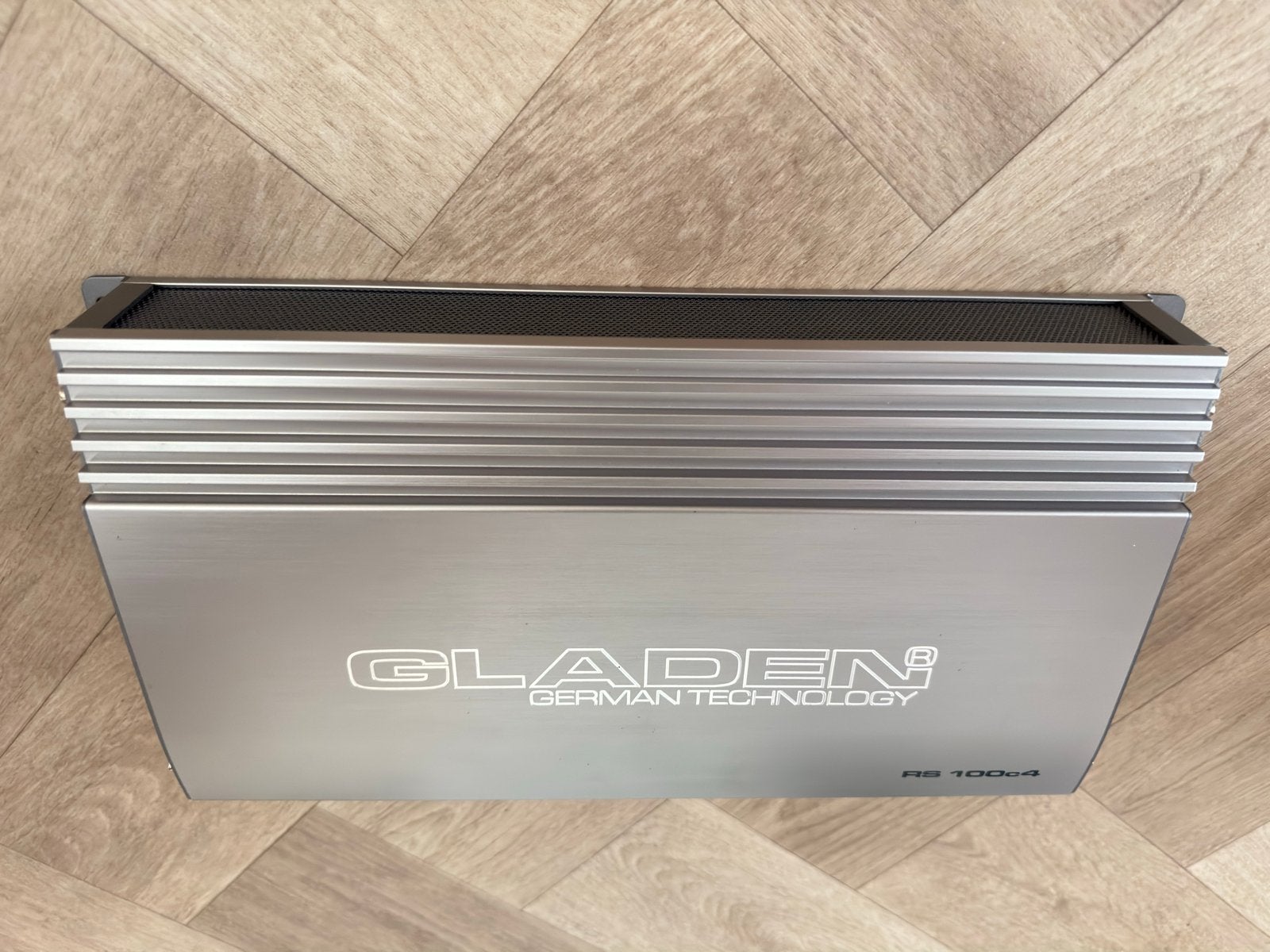 Gladden RS 100c4 versterker - Zo goed als nieuw, Auto diversen, Ophalen of Verzenden, Zo goed als nieuw