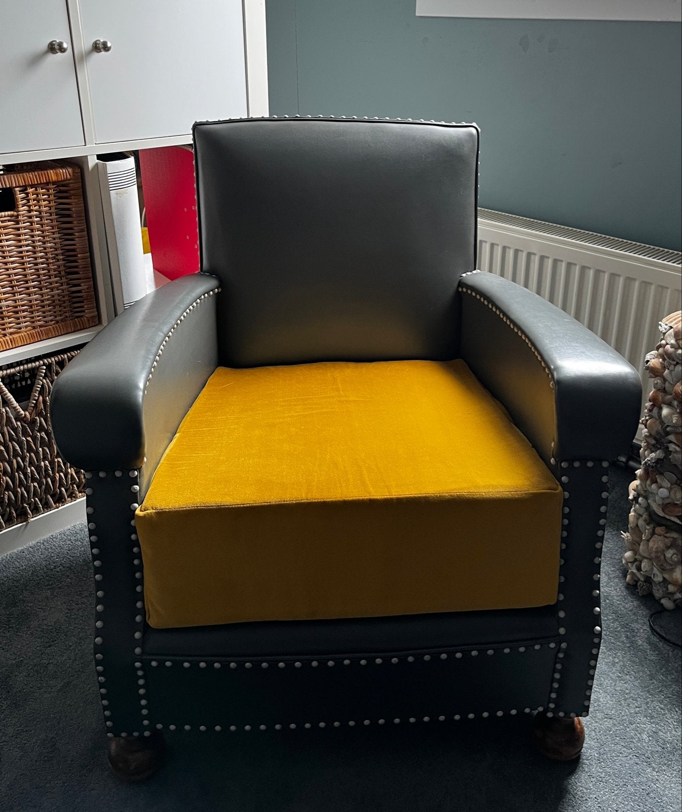 Unieke klassieke leren fauteuil met okergeel kussen, Huis en Inrichting, Ophalen, Gebruikt, Leer, 75 tot 100 cm