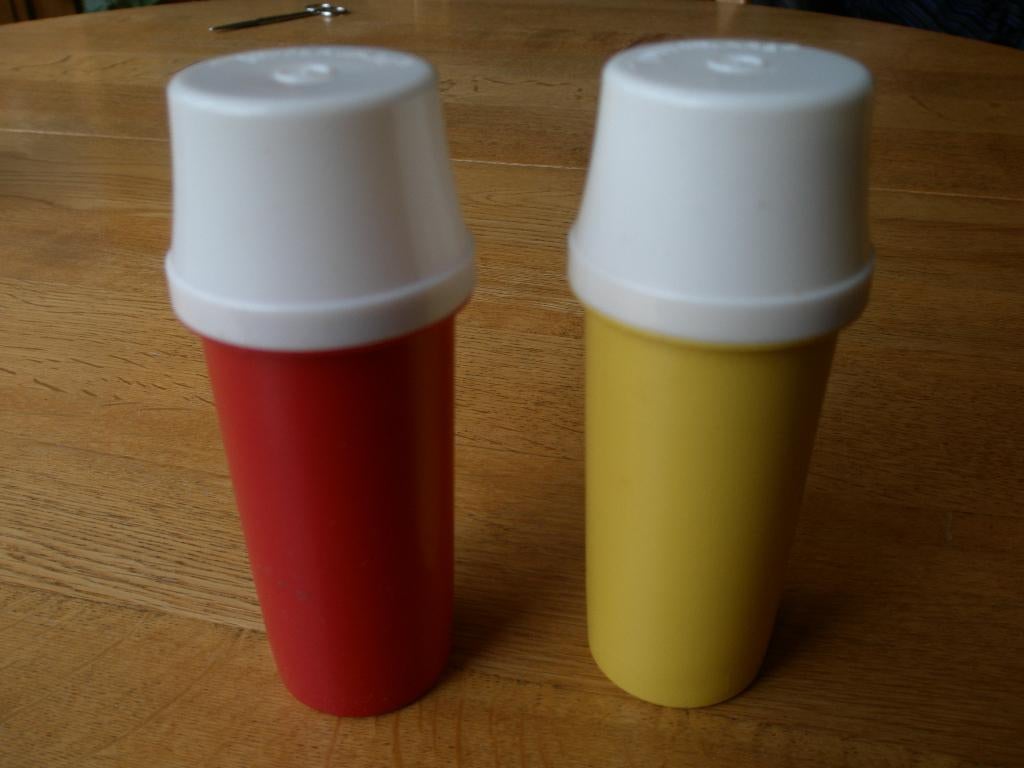 Tupperware dispenser voor sauzen, Verzenden, Zo goed als nieuw, Geel, Beker of Kan