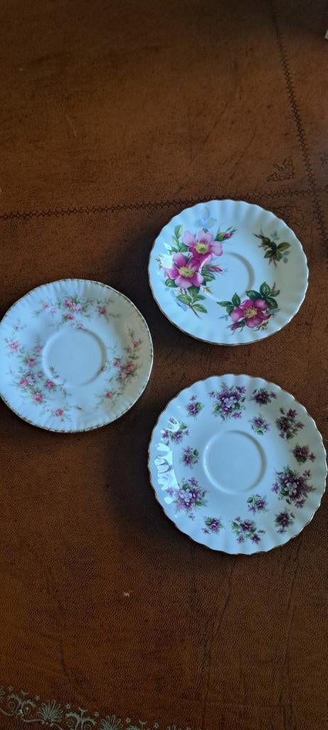 3 porseleinen schoteltjes met bloemmotief, Gebruikt, Ophalen of Verzenden, Overige stijlen, Kop(pen) en/of Schotel(s)